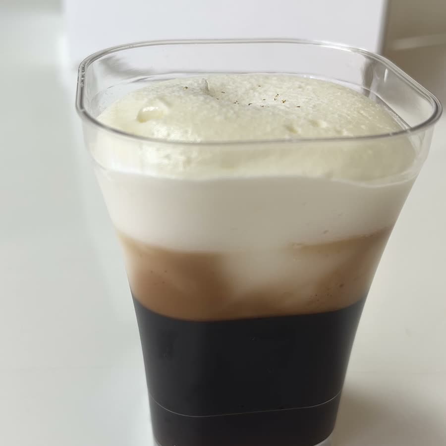 コーヒーゼリーにクリームをのせたカップスイーツ