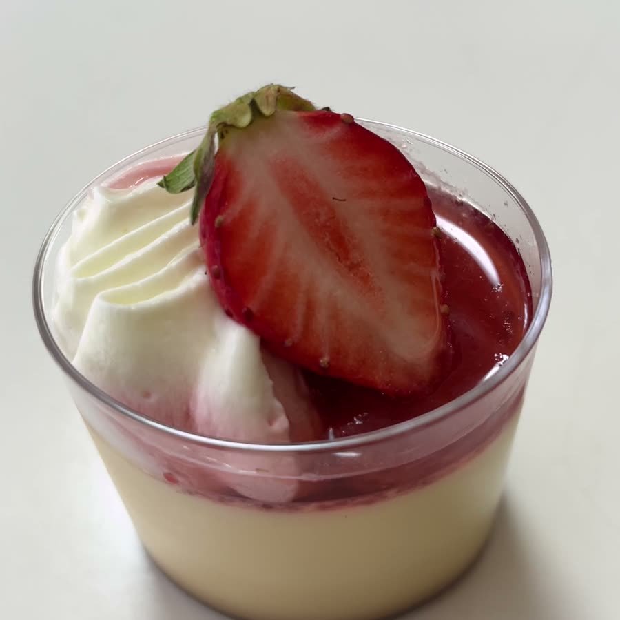 苺とクリームがのったプリン