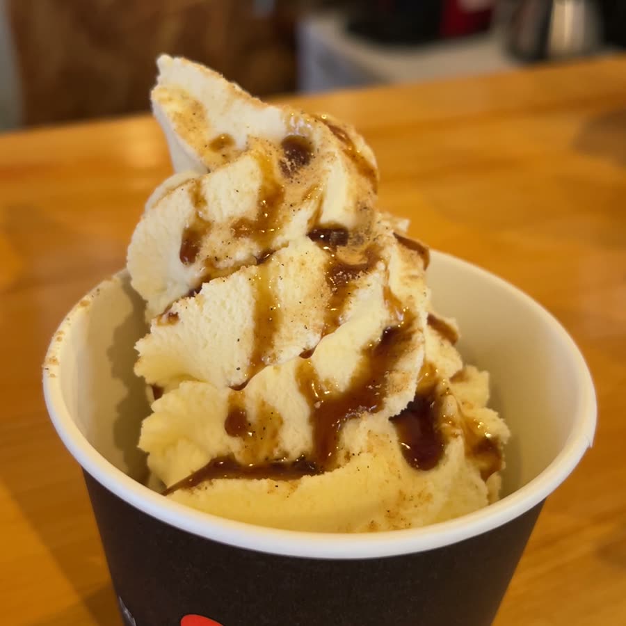 茶色いソースがかかったソフトクリーム