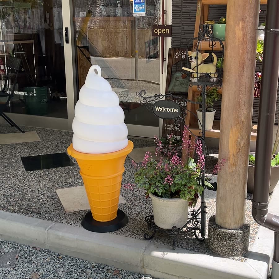 ソフトクリームの置物が立つお店の入口