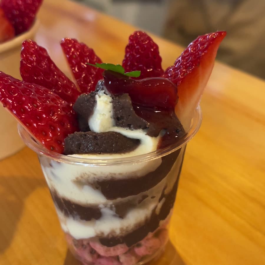 ソフトクリームといちごが層になったカップ