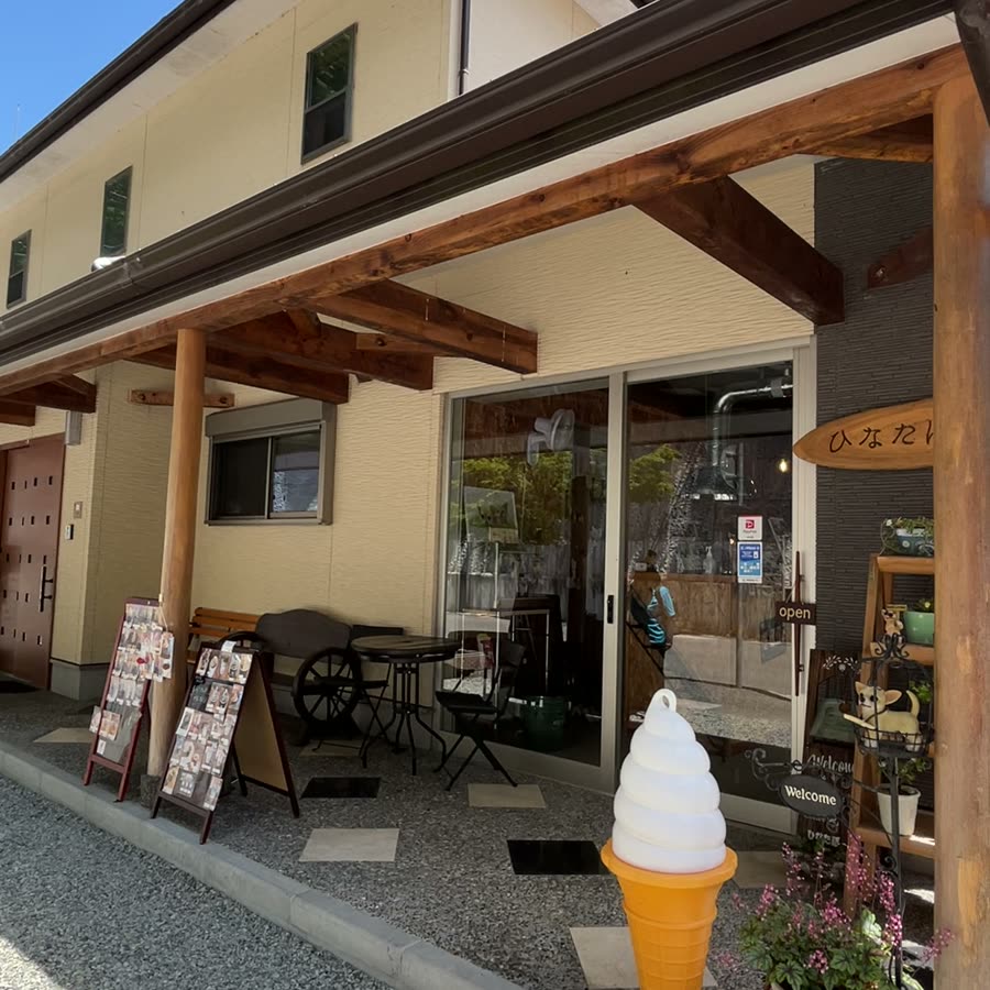 木の梁のある建物とソフトクリームの置物