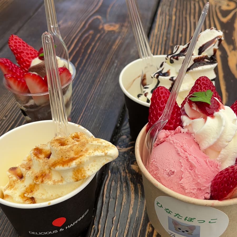 テラスのテーブルに並んだソフトクリームのカップ