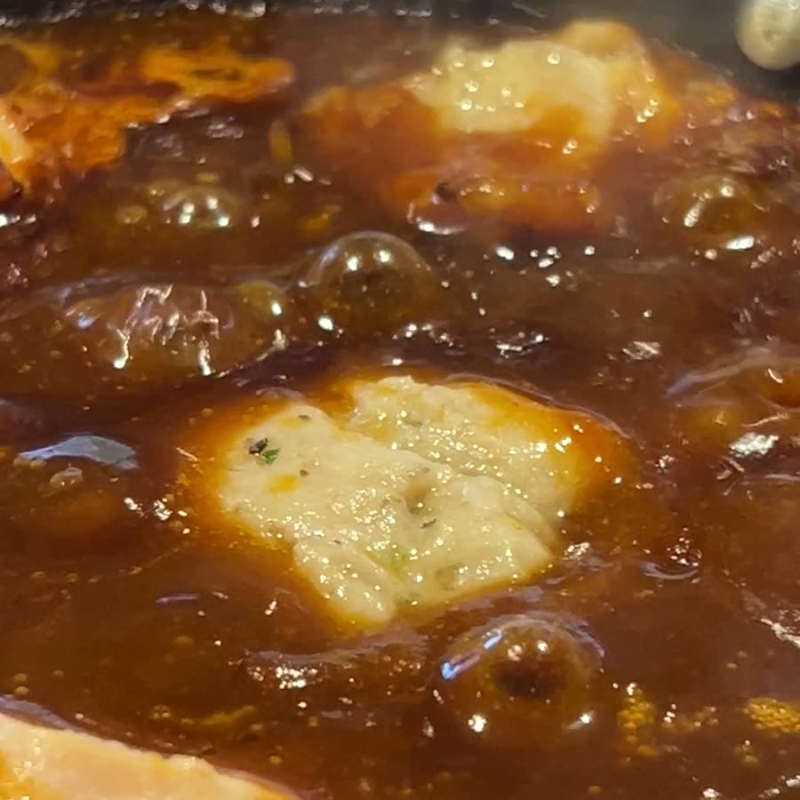 ぐつぐつと泡立つカレーと大きな具