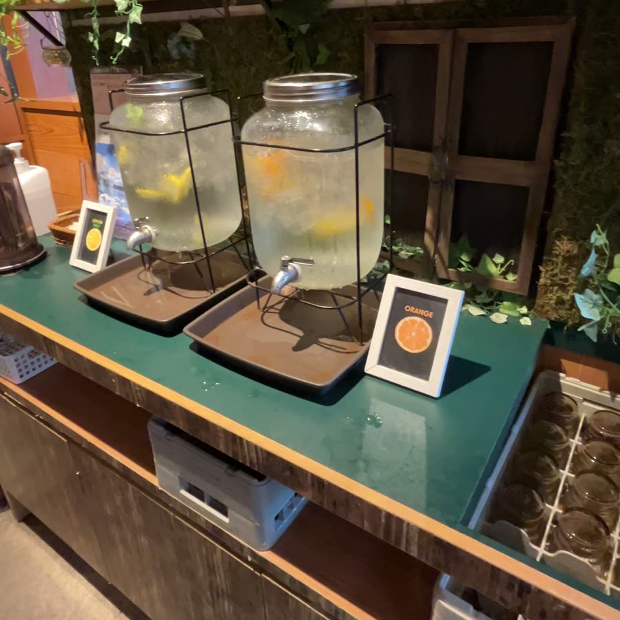 レモン水のドリンクサーバーが並ぶ棚