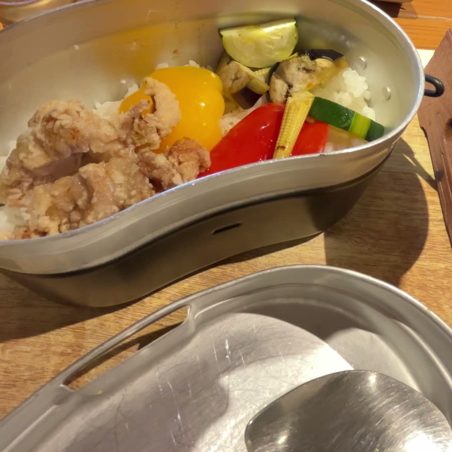 山賊焼きと野菜がのった飯盒のご飯