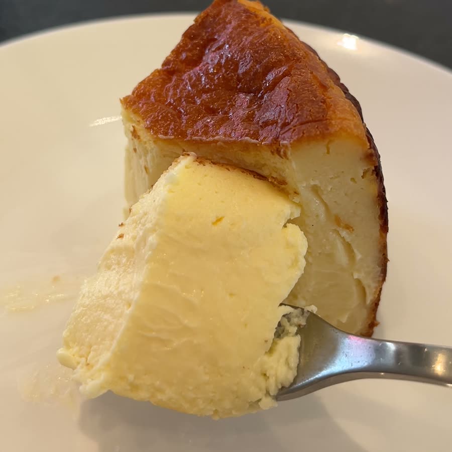フォークですくったバスクチーズケーキの断面