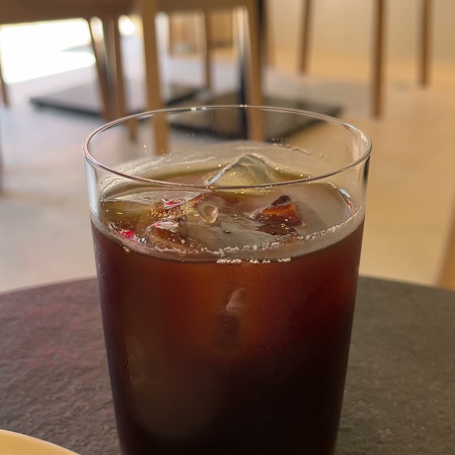 ストローを挿したグラスのアイスコーヒー