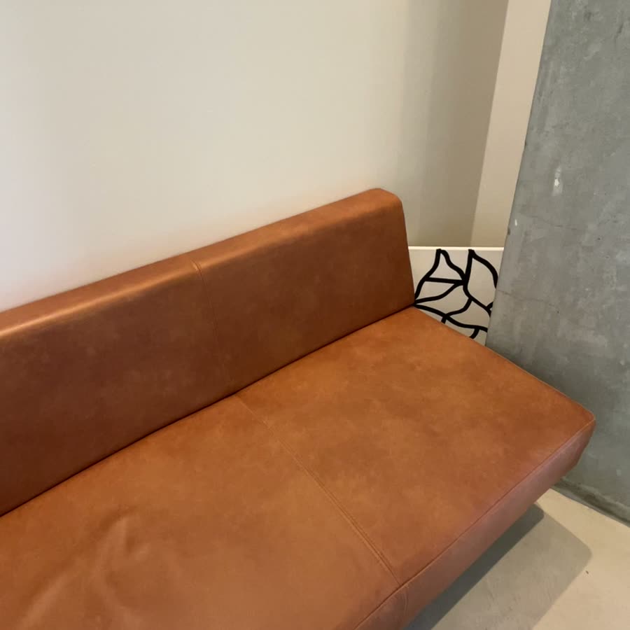 茶色のソファ席