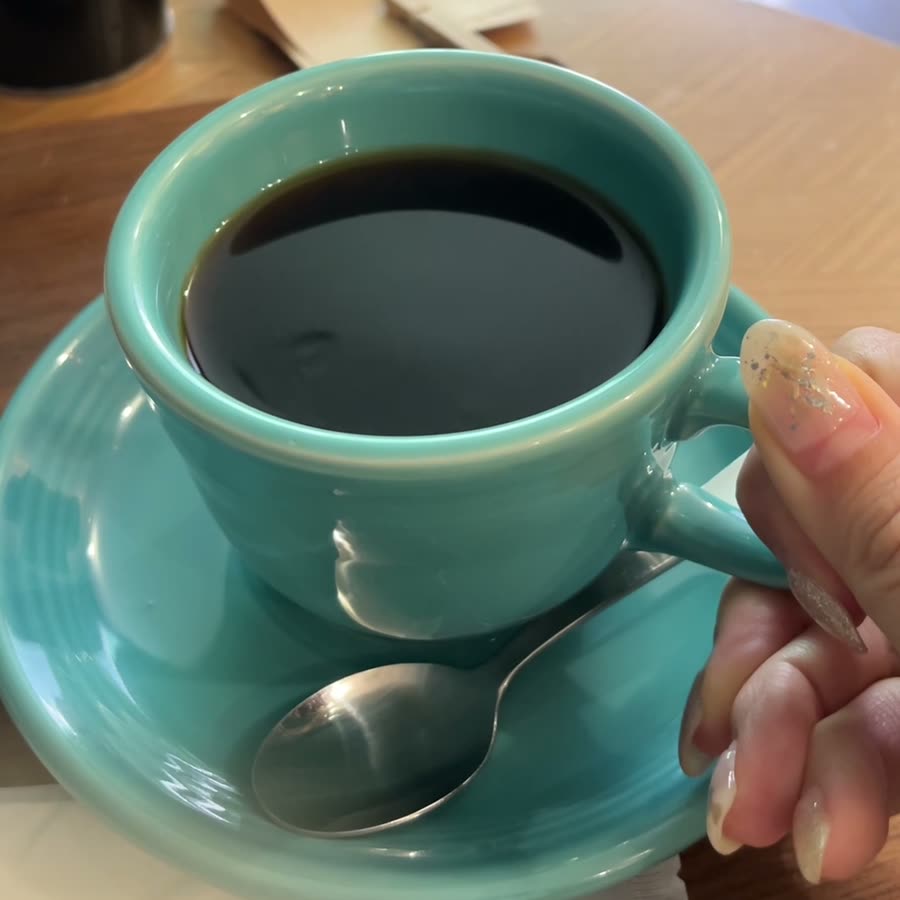 水色のカップに入った自家焙煎のコーヒー