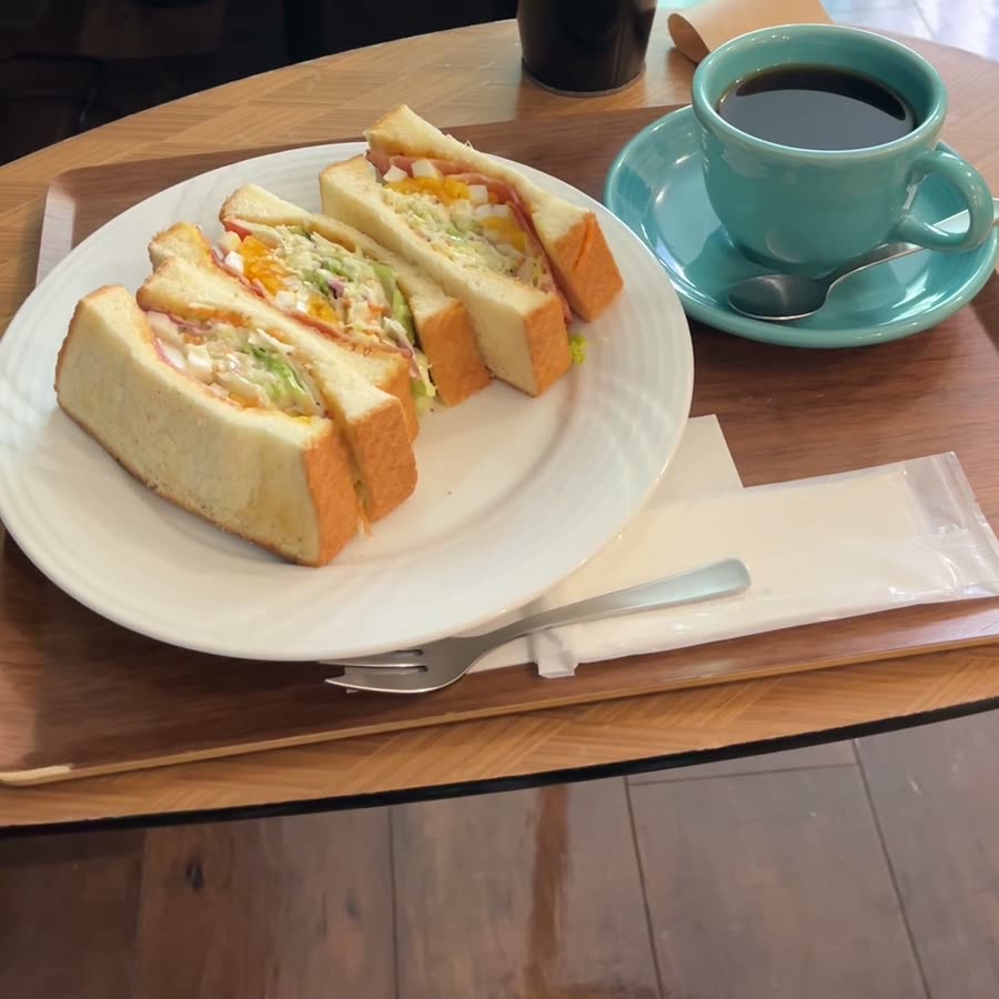 パインツリーコーヒーロースタリーのサンドイッチとコーヒー