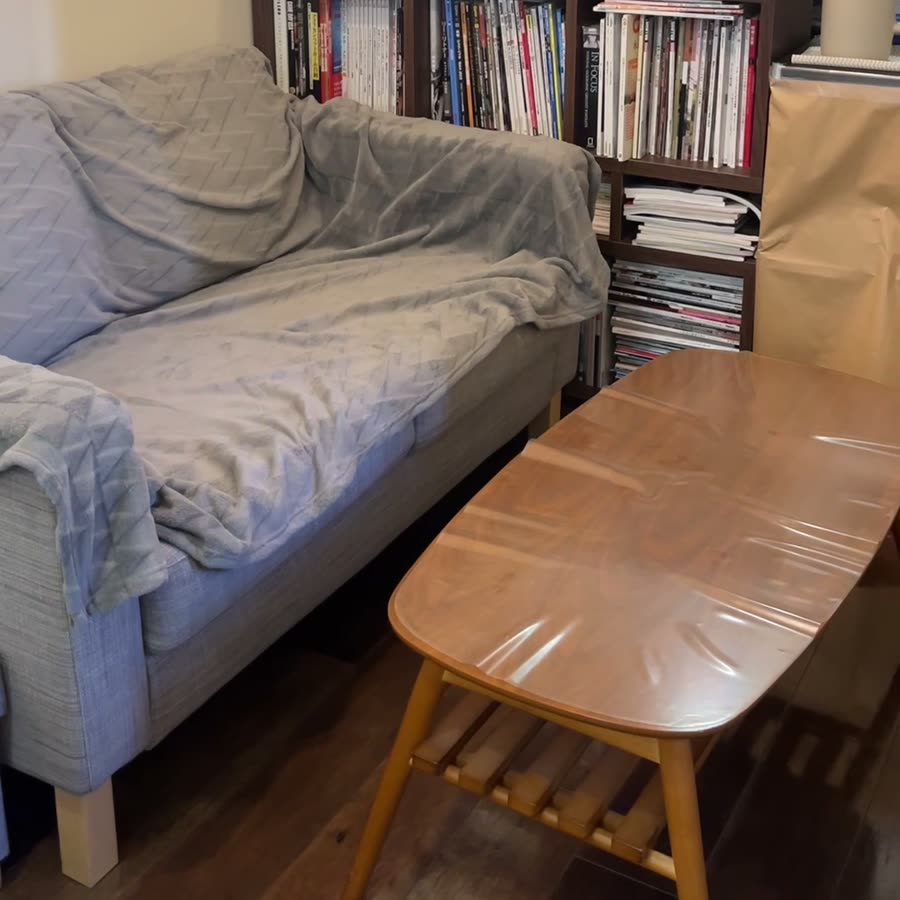 本棚の前のソファ席